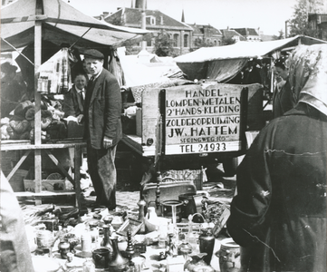 875426 Portret van J.W. van Hattem (handelaar in lompen en metalen en tweedehands kleding, Springweg 105bis) te ...